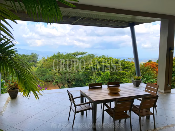 Oportunidad! Se Vende Moderna y Amplia Casa en Altos del Maria