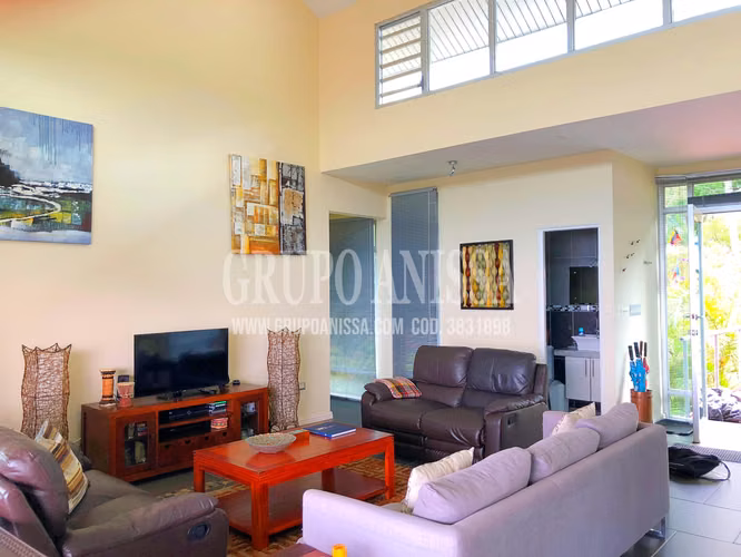 Oportunidad! Se Vende Moderna y Amplia Casa en Altos del Maria