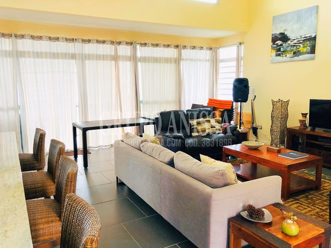 Oportunidad! Se Vende Moderna y Amplia Casa en Altos del Maria