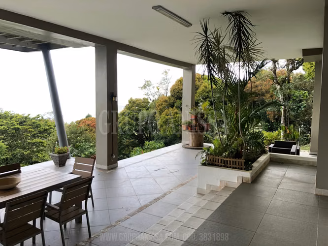 Oportunidad! Se Vende Moderna y Amplia Casa en Altos del Maria