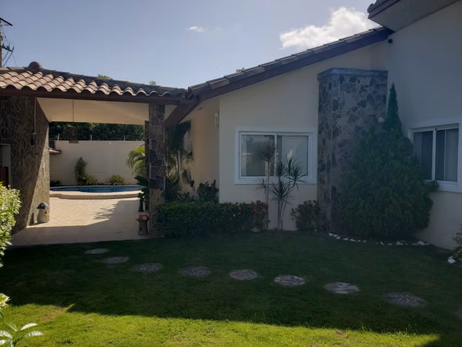 Se alquila casa de playa en La Ensenada San Carlos