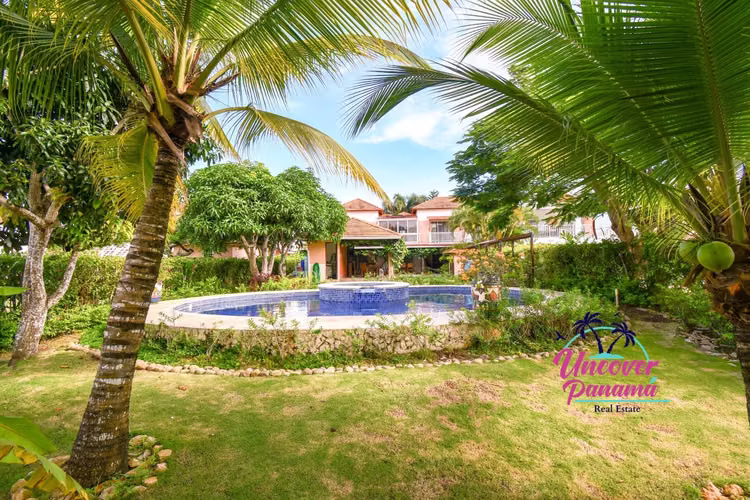 Preciosa villa de cinco dormitorios en Decameron