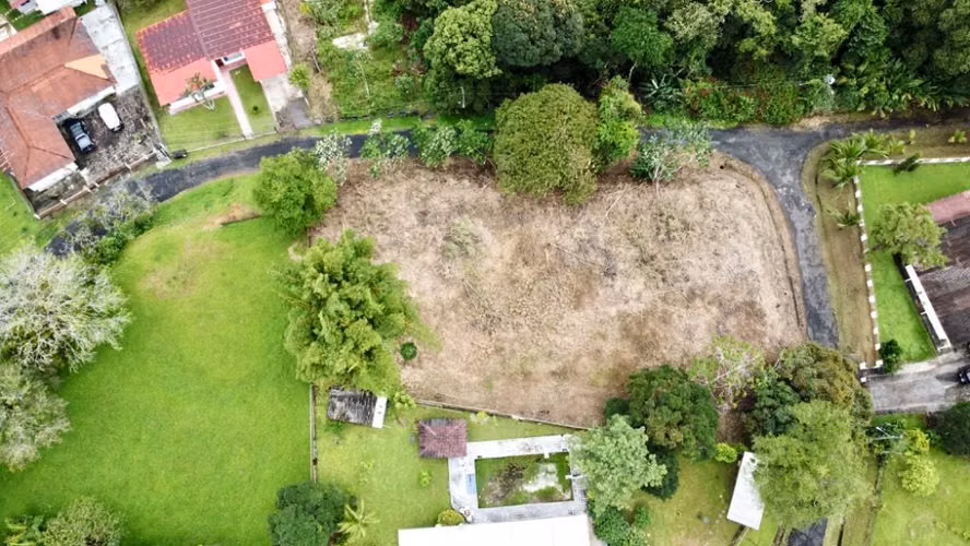 EXCELENTE TERRENO, DE 2,437m2 EN LAS CUMBRES