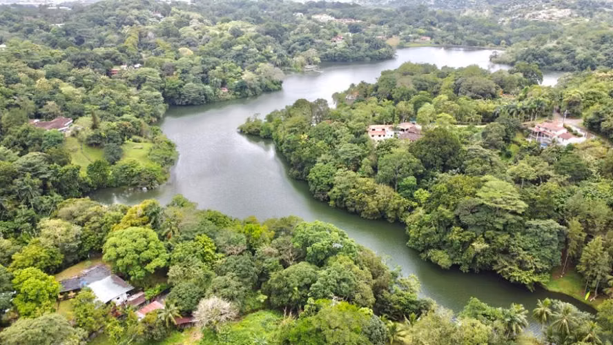 EXCELENTE TERRENO, DE 2,437m2 EN LAS CUMBRES