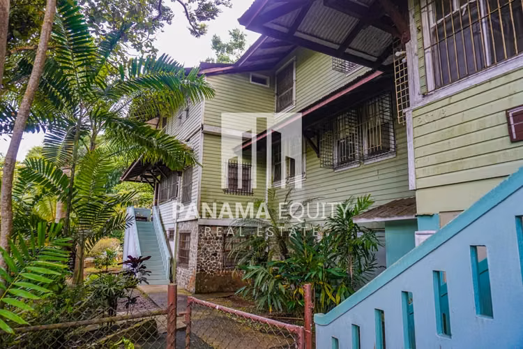 Ambos lados de una casa residencial dúplex a la venta en Ancón Panamá