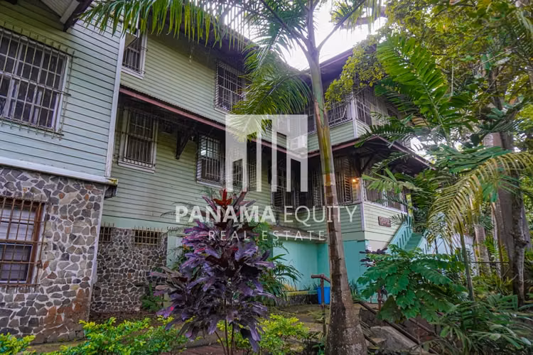 Ambos lados de una casa residencial dúplex a la venta en Ancón Panamá