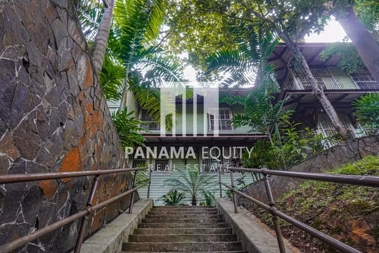 Ambos lados de una casa residencial dúplex a la venta en Ancón Panamá