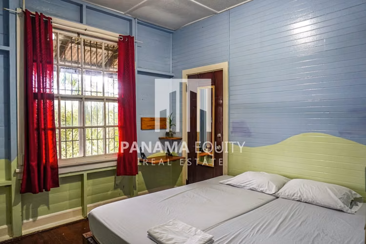 Ambos lados de una casa residencial dúplex a la venta en Ancón Panamá