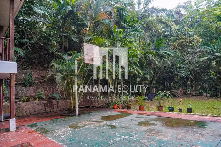 Ambos lados de una casa residencial dúplex a la venta en Ancón Panamá