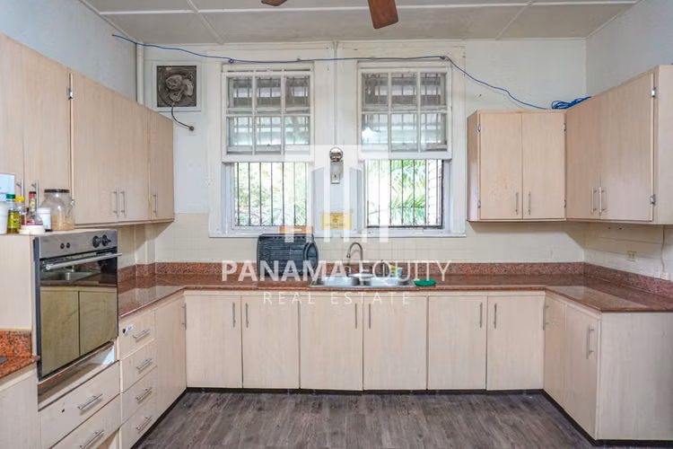 Ambos lados de una casa residencial dúplex a la venta en Ancón Panamá