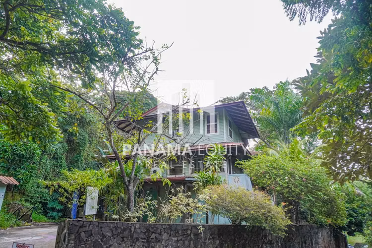 Ambos lados de una casa residencial dúplex a la venta en Ancón Panamá