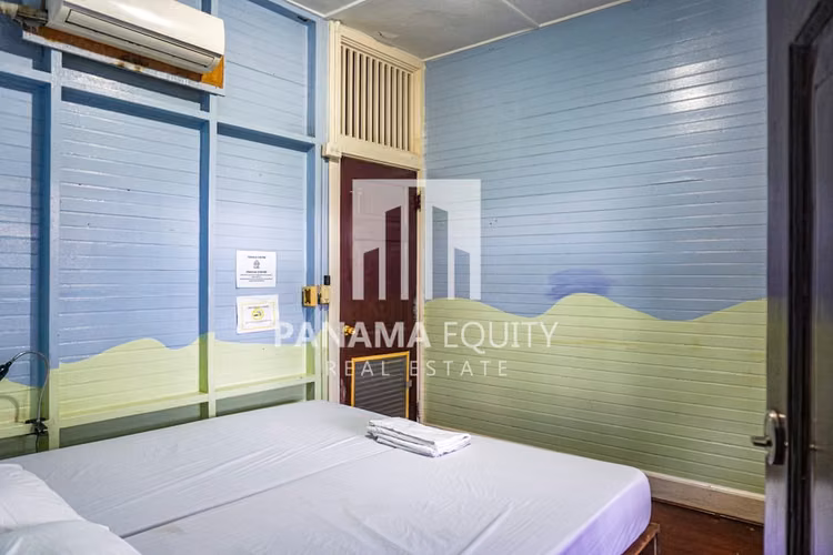 Ambos lados de una casa residencial dúplex a la venta en Ancón Panamá