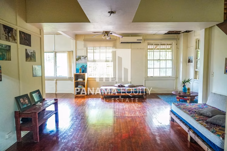 Ambos lados de una casa residencial dúplex a la venta en Ancón Panamá
