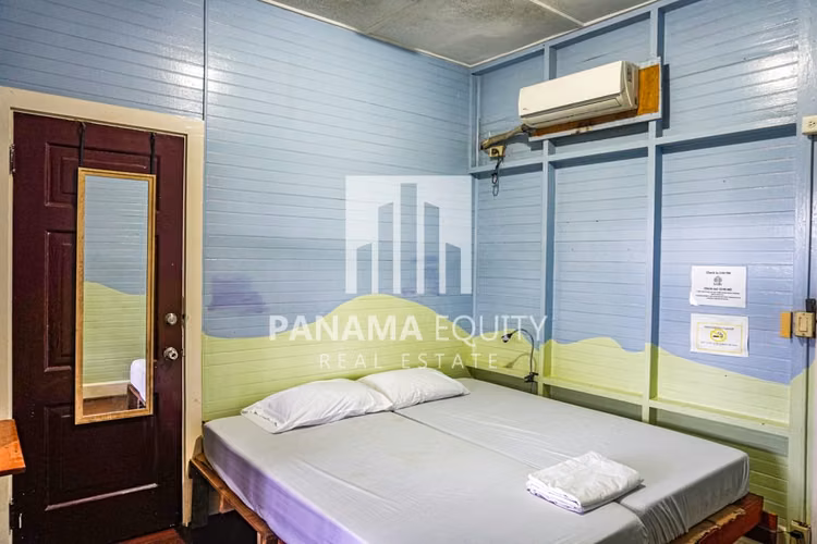 Ambos lados de una casa residencial dúplex a la venta en Ancón Panamá