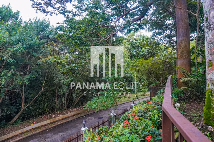Ambos lados de una casa residencial dúplex a la venta en Ancón Panamá