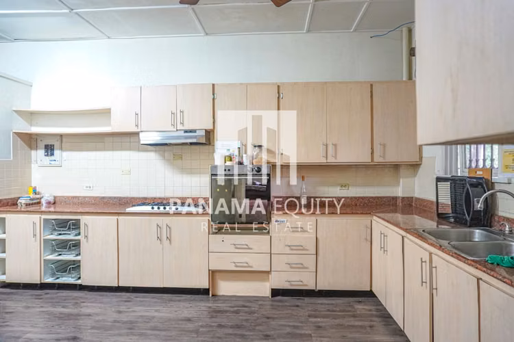 Ambos lados de una casa residencial dúplex a la venta en Ancón Panamá