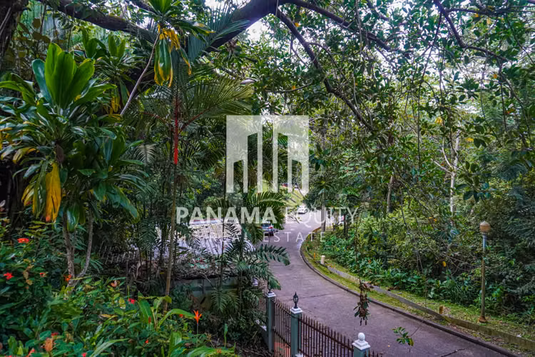 Ambos lados de una casa residencial dúplex a la venta en Ancón Panamá