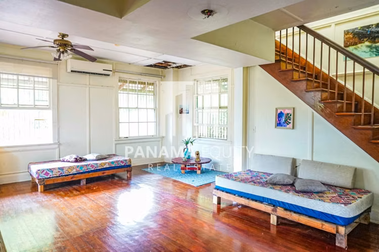 Ambos lados de una casa residencial dúplex a la venta en Ancón Panamá