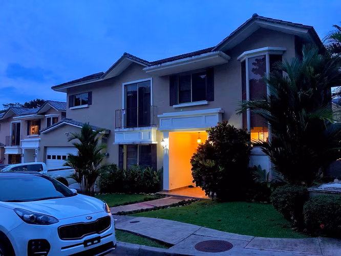 CASA EN VENTA EN CLAYTON - EMBASSY GARDEN
