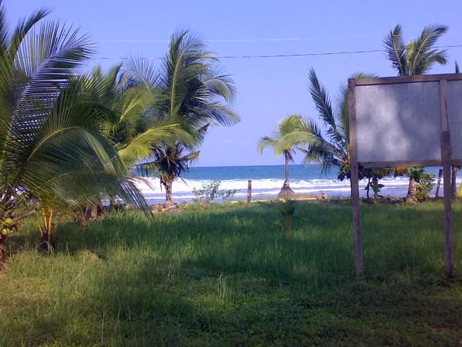 EN VENTA LOTES FRENTE AL MAR CARIBE EN ISLA COLON, BOCAS DEL TORO.