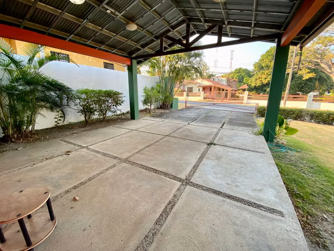 Casa Coronado Golf & Beach Resort pegada a la cancha.