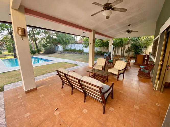 Casa Coronado Golf & Beach Resort pegada a la cancha.