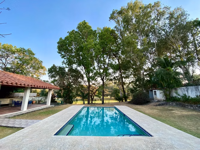 Casa Coronado Golf & Beach Resort pegada a la cancha.