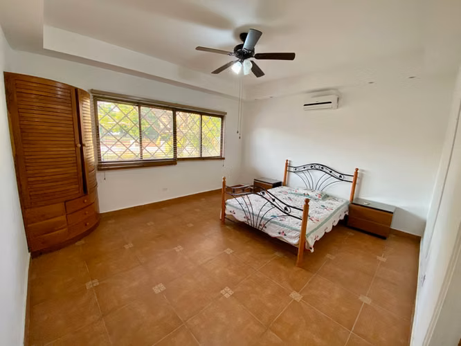 Casa Coronado Golf & Beach Resort pegada a la cancha.