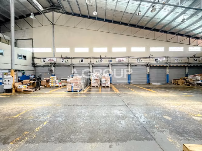 Se alquila exclusiva bodega en Tumba Muerto