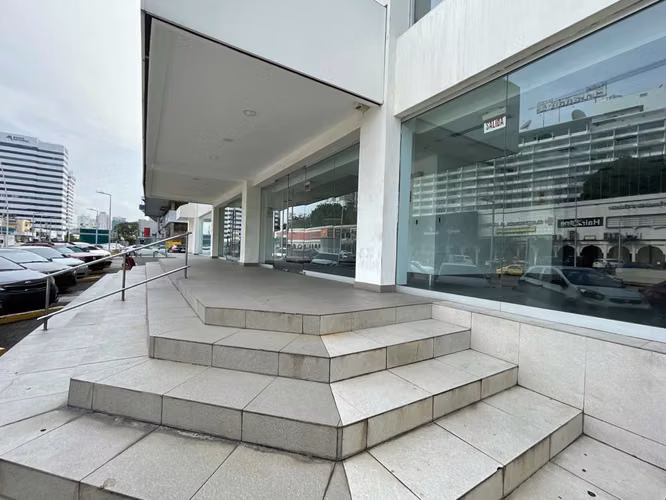 Alquiler de Local Comercial en Vía España, Bella Vista, 775m2
