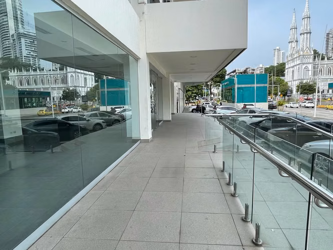 Alquiler de Local Comercial en Vía España, Bella Vista, 775m2