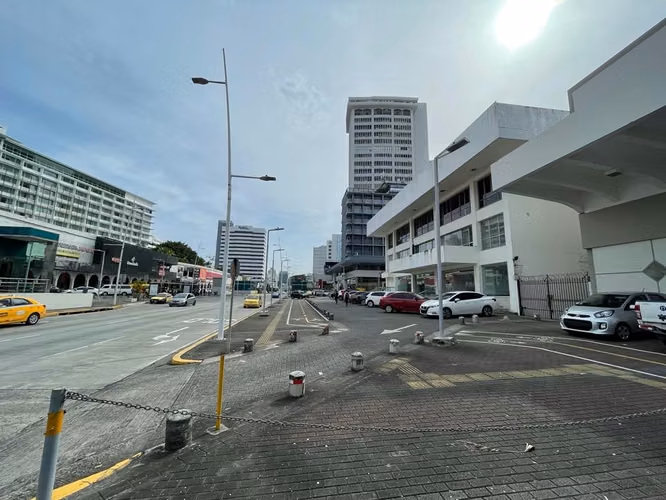 Alquiler de Local Comercial en Vía España, Bella Vista, 775m2
