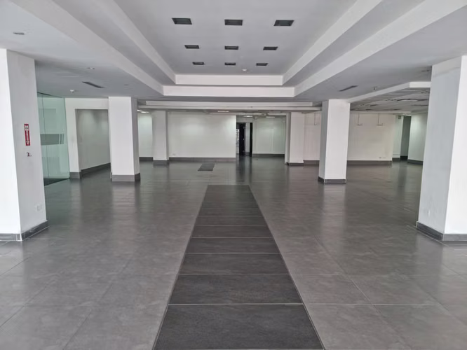 Alquiler de Local Comercial en Vía España, Bella Vista, 775m2