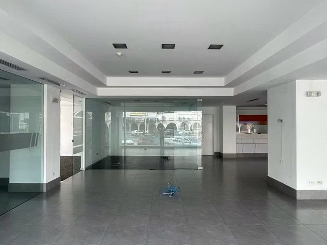 Alquiler de Local Comercial en Vía España, Bella Vista, 775m2