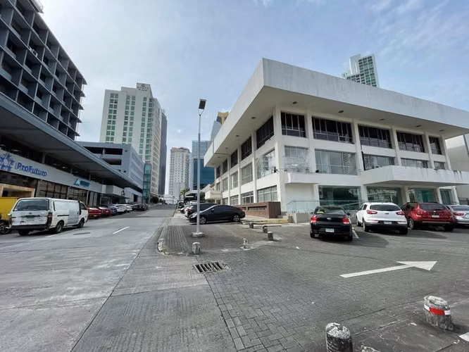 Alquiler de Local Comercial en Vía España, Bella Vista, 775m2