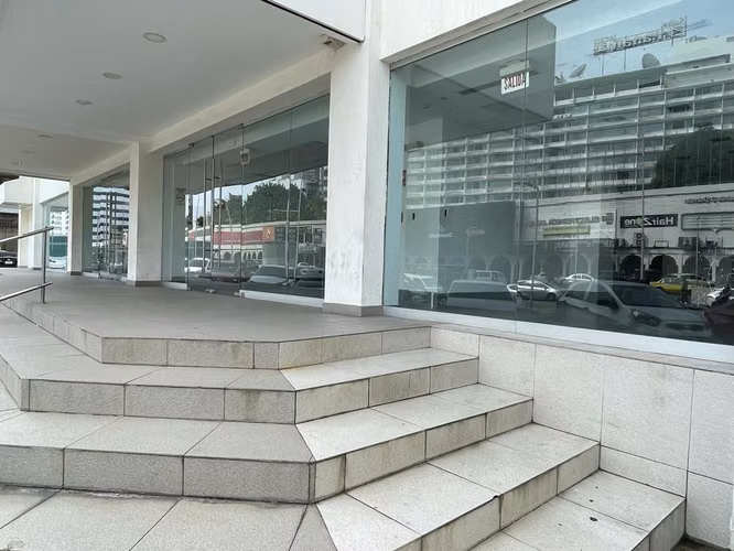 Alquiler de Local Comercial en Vía España, Bella Vista, 775m2