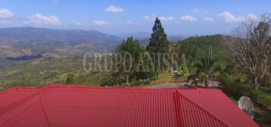Oportunidad Única! Se Vende Casa Con Vistas Impresionantes en Sorá