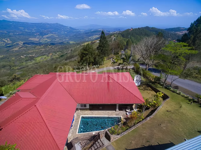 Oportunidad Única! Se Vende Casa Con Vistas Impresionantes en Sorá