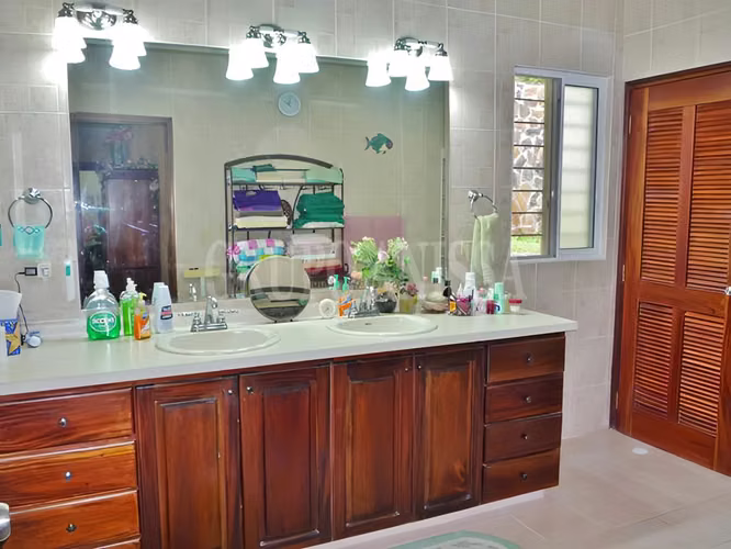 Oportunidad Única! Se Vende Casa Con Vistas Impresionantes en Sorá