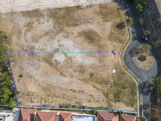 Ubicación Privilegiada Para Este Lote de Golf, Playa y Marina