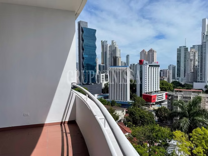 Oportunidad! Se Vende Amplio Apartamento en La Cresta Palace
