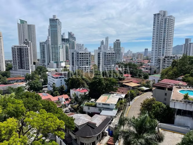 Oportunidad! Se Vende Amplio Apartamento en La Cresta Palace
