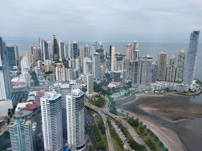Se Vende Oficina en Torre Bicsa piso alto - Imagen 3