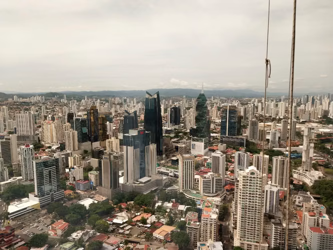 Se Vende Oficina en Torre Bicsa piso alto - Imagen 4