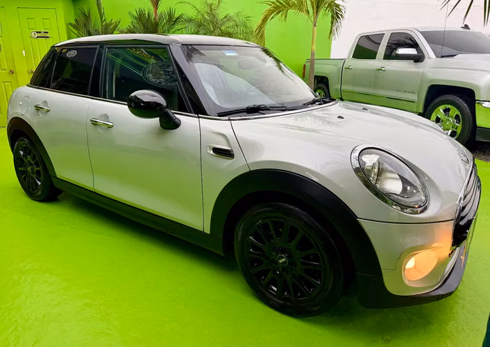 MINI COOPER AUTOMATICO 2017 muy cuidado, verlo es comprarlo, como de agencia, buscar otro mejor es perder tiempo. - Imagen 18