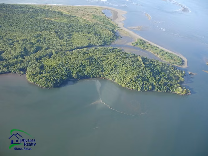 ID # I-0001 Terreno en Venta dentro de una Isla