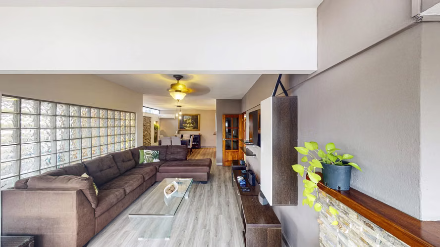 Venta de bello apartamento con balcón cerrado en PH Los Angeles – Betania