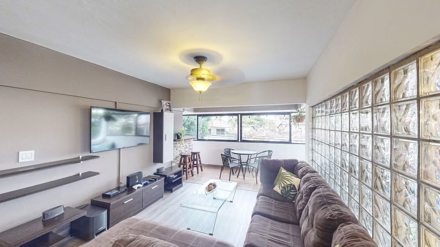 Venta de bello apartamento con balcón cerrado en PH Los Angeles – Betania