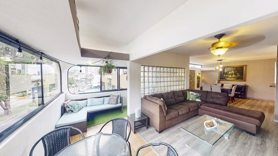 Venta de bello apartamento con balcón cerrado en PH Los Angeles – Betania