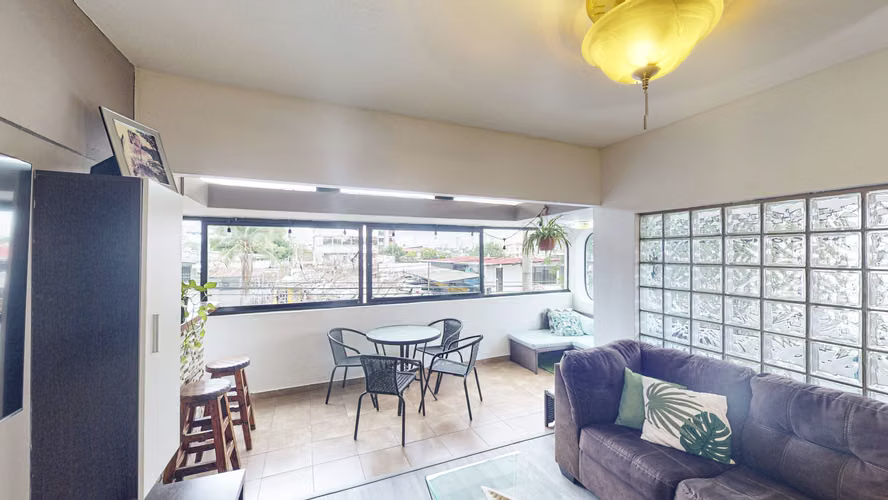 Venta de bello apartamento con balcón cerrado en PH Los Angeles – Betania